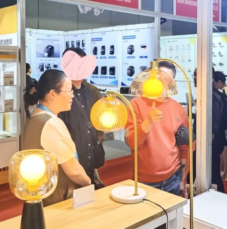 深光科技在深圳国际医疗器械博览会上展示三款光疗解决方案